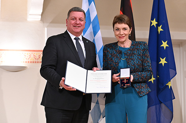 KfH-Ärztin Prof. Dr. Marianne Haag-Weber erhielt von Staatsminister Christian Berneiter das Bundesverdienstkreuz am Bande
